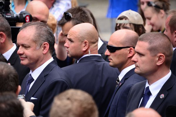 رئیس جمهور آندری کیسکا با محافظان خود در مراسم تحلیف ریاست جمهوری در 15 ژوئن 2014 در براتیسلاوا اسلواکی