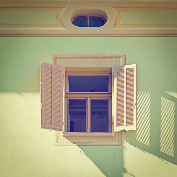 پنجره ایتالیایی با کرکره های چوبی باز افکت اینستاگرام