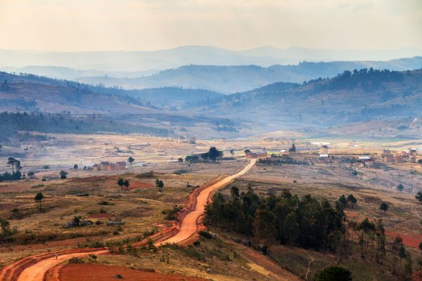 نمای معمولی از چشم انداز فعلی ماداگاسکار که جنگل زدایی منجر به مناظر قرمز خالی شده است