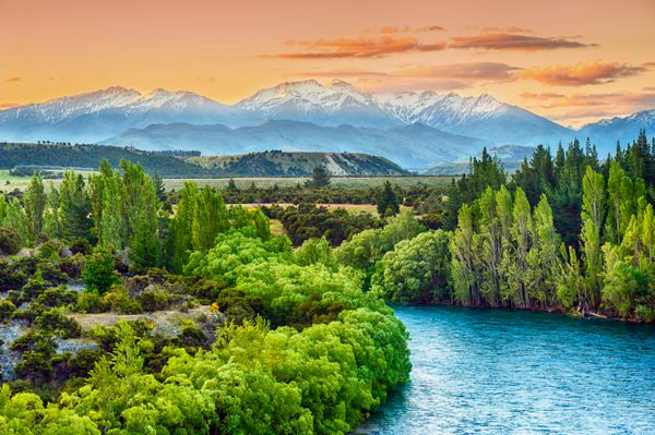 غروب زیبا بر فراز خم رودخانه کلوتا با قله های آلپ جنوبی در افق نیوزیلند