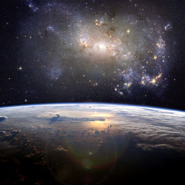 یک سحابی زیبا کهکشان نامنظم ngc 4449 بر فراز زمین عناصر این تصویر ارائه شده توسط ناسا