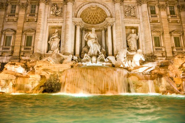 فواره معروف تروی در شب رم ایتالیا