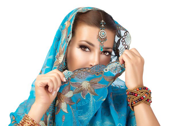 زن هندو زیبا با لباس های سنتی جواهرات و آرایش