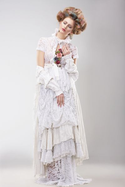 زنانه زیبا با لباس سفید توری با گل