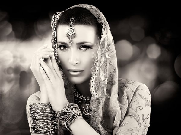 زن هندو زیبا با لباس های سنتی جواهرات و آرایش پرتره سیاه و سفید