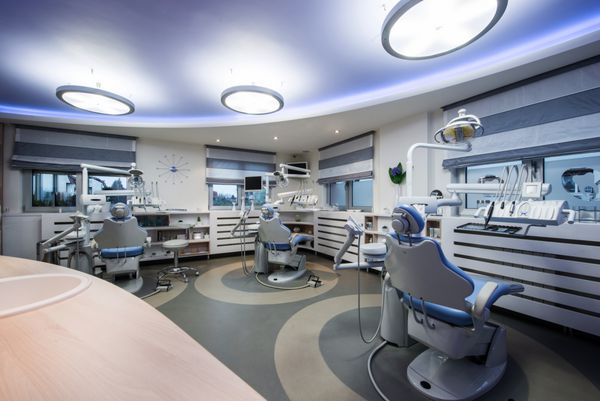 فضای داخلی کابینت دندانپزشکی مدرن