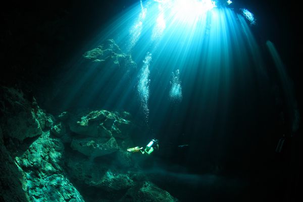 غارنوردی در غار زیر آبی سنوت در شبه جزیره یوکاتان مکزیک