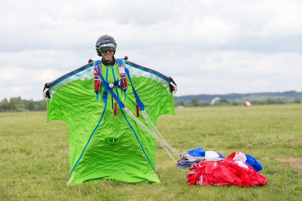 فرودگاه فرولوو روسیه - 29 ژوئن 2014 فستیوال بال های پارما 2014 wingsuit چترباز در میدان