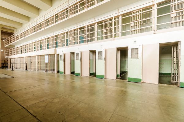 سلول های زندان در داخل سلول در جزیره ندامتگاه آلکاتراز که اکنون موزه است در سان فرانسیسکو کالیفرنیا ایالات متحده آمریکا نمایی از بلوک d که در آن زندانیان در سلول انفرادی نگهداری می شدند