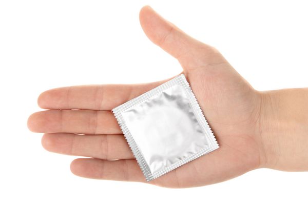 کاندوم در دست