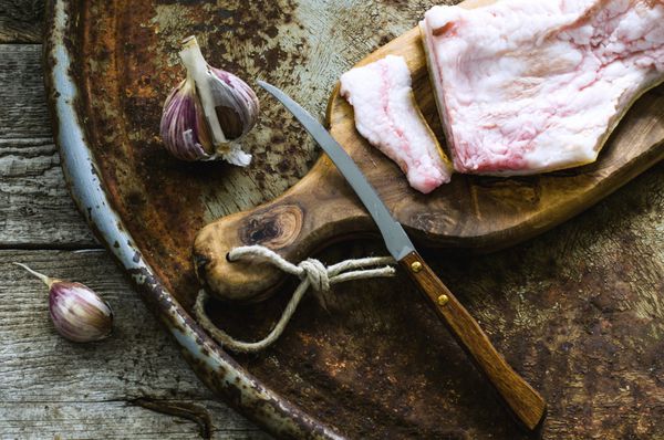 گوشت خوک شور سالو با سیر روی چوب موج سواری سبک روستیک