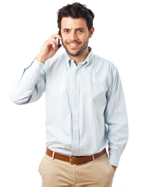 مرد جوان در حال گوش دادن به تلفن در پس زمینه سفید