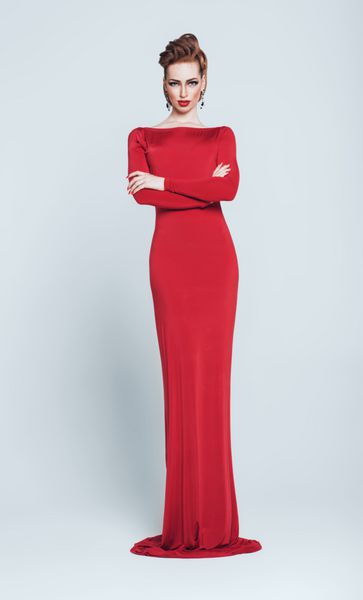 زن قد بلند با لباس قرمز بلند
