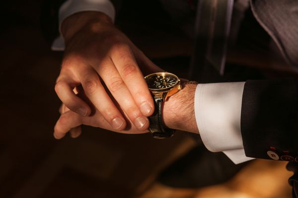 تاجری که به نقطه ضعف ساعتش نگاه می کند