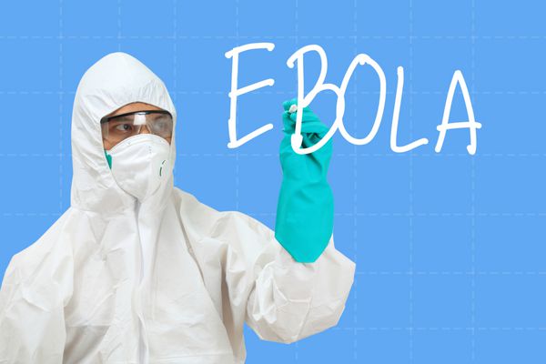دانشمند با لباس ایمنی که کلمه ابولا را ترسیم می کند