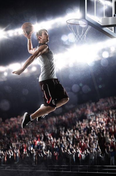 بازیکن بسکتبال در حال پرواز در حال پرواز و گلزنی