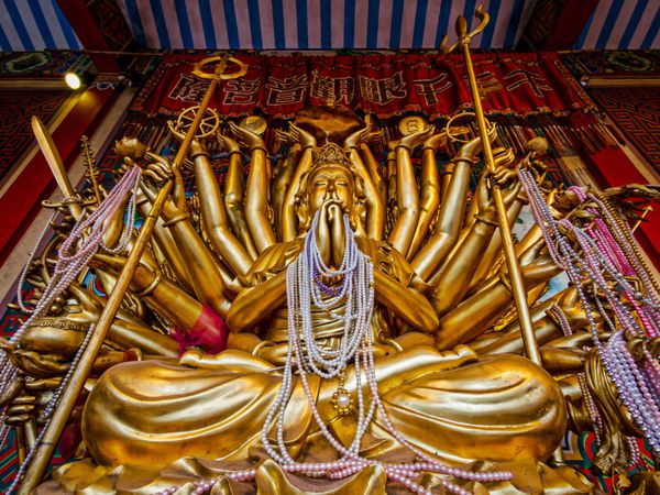 آیوتایا تایلند - 2 مارس مجسمه آوالوکیتسوارا با هزار سلاح در معبد قرن چهاردهمی وات فاانان چوئنگ در پایتخت سابق تایلند آیوتایا