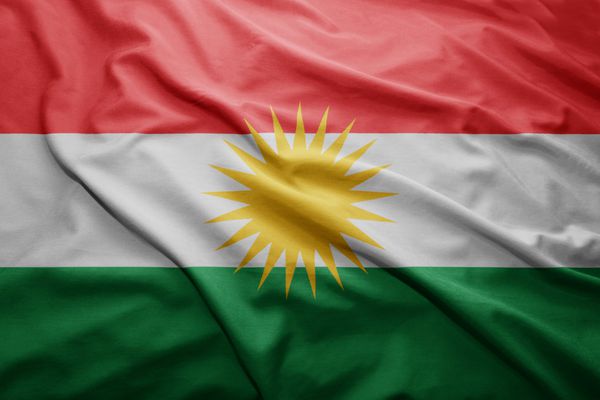 اهتزاز پرچم رنگارنگ کردستان