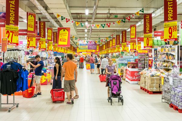 بخارست رومانی - 10 آگوست 2014 مردم در راهرو فروشگاه سوپرمارکت خرید می کنند
