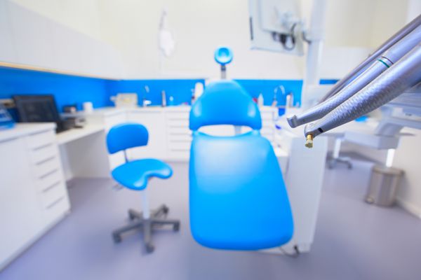 داخلی کلینیک دندانپزشکی - تمرکز انتخابی بر روی ذرات دندانی