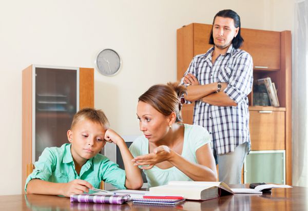 کمک والدین به تکالیف در فضای داخلی خانه