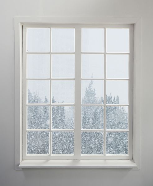پنجره مسکونی مدرن با برف و درختان