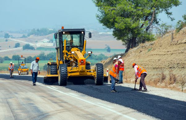 کایسری - 15 آگوست کارگران جاده را تحت برنامه برنامه ریزی شده در 15 اوت 2014 در کایسری ترکیه تعمیر می کنند