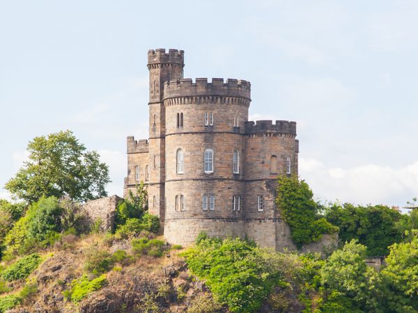 خرابه های یک قلعه قدیمی در اسکاتلند