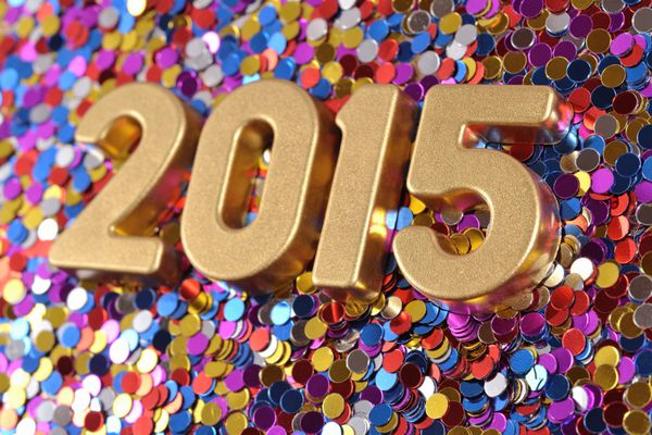 فیگورهای طلایی سال 2015 بر روی پس زمینه کانفتی های رنگارنگ