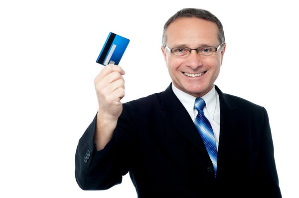 تاجر خوش تیپ در حال نشان دادن کارت اعتباری خود به دوربین