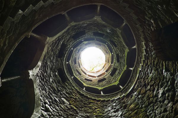 چاه آغاز quinta da regaleira در سینترا پرتغال این یک پلکان 27 متری است که مستقیماً به زیر زمین منتهی می شود و از طریق زیرزمین به تونل های دیگر متصل می شود