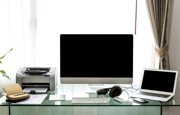 دفتر کار خانگی مدرن با کامپیوتر و لپ تاپ