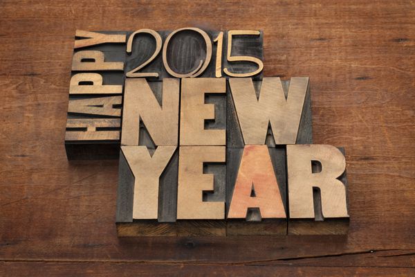 تبریک سال نو مبارک 2015 - متن در بلوک های چوبی لترپرس قدیمی در زمینه چوبی گرانج