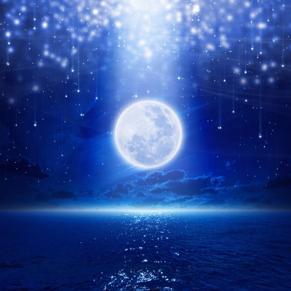 پس زمینه جشن ماه کامل آسمان شب با ماه کامل و انعکاس در دریا ستارگان در حال سقوط افق درخشان عناصر این تصویر ارائه شده توسط ناسا