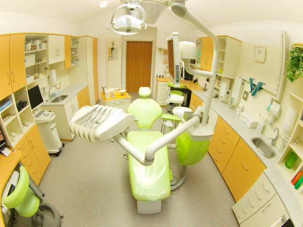 اتاق مشاوره مدرن در کلینیک دندانپزشکی