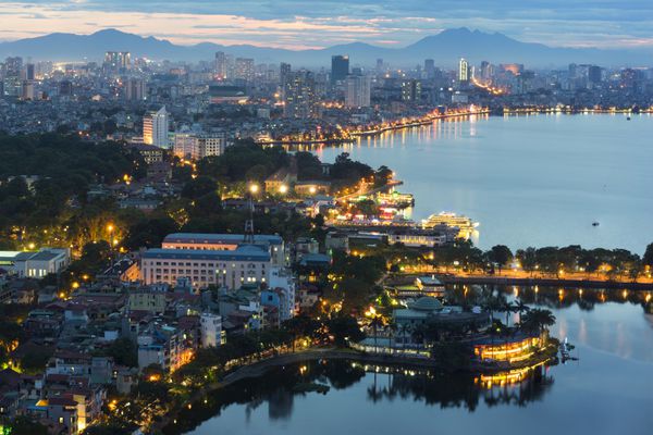 منظره شهری هانوی در گرگ و میش در دریاچه غربی
