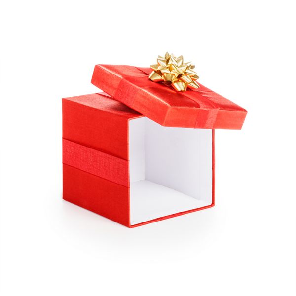 جعبه هدیه قرمز باز با روبان طلایی تم کریسمس شی ایزوله شده در پس زمینه سفید مسیر برش
