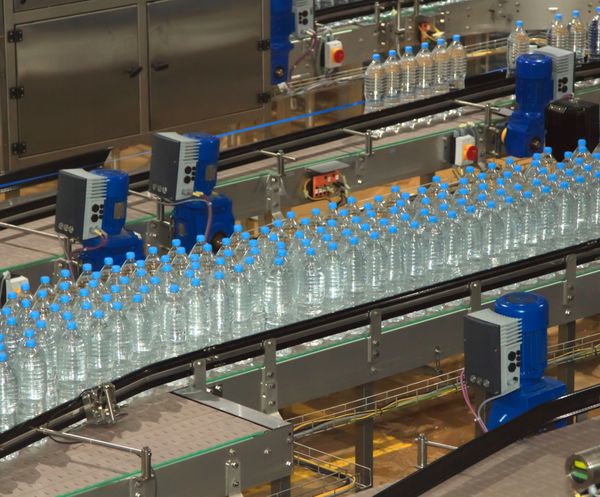 بطری های پلاستیکی آب در صنعت نقاله و ماشین آلات بطری آب