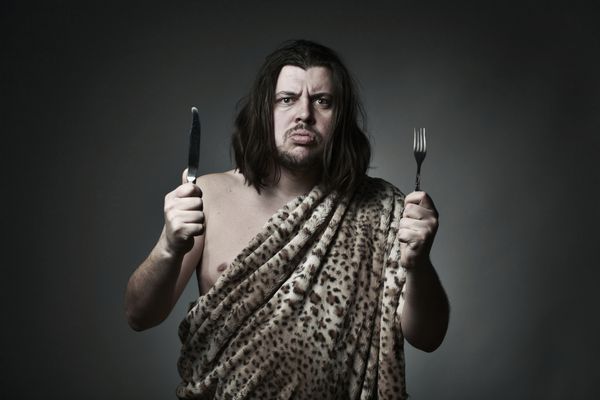 مرد گرسنه وحشی با چنگال و چاقوی پوست پلنگ