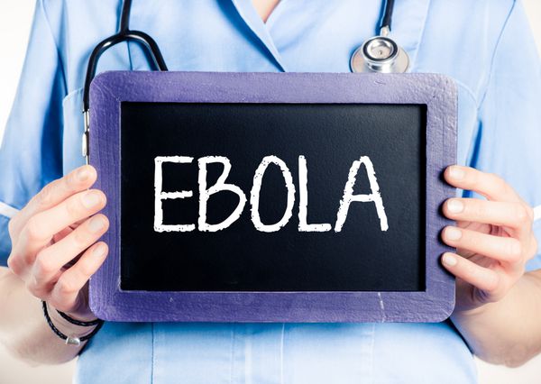 مفهوم ویروس ابولا دست نوشته روی تخته سیاه