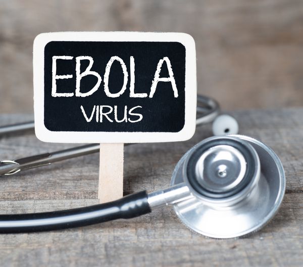 مفهوم ویروس ابولا دست نوشته روی تخته سیاه