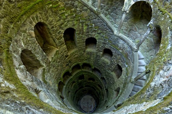 چاه آغاز quinta da regaleira در سینترا پرتغال این یک پلکان 27 متری است که مستقیماً به زیر زمین منتهی می شود و از طریق راهروهای زیرزمینی به تونل های دیگر متصل می شود