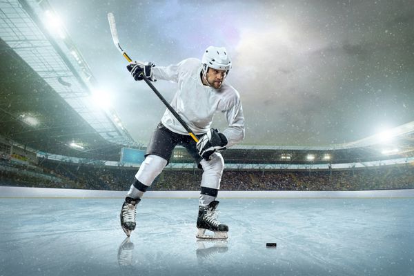 بازیکن هاکی روی یخ استادیوم باز - بازی کلاسیک زمستانی