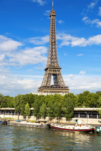 پاریس منظره زیبای برج ایفل در یک روز تابستانی