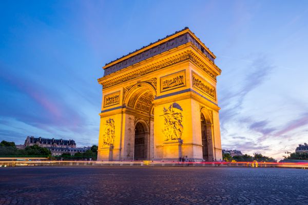 قوس پیروزی شانزلیزه شهر پاریس در غروب آفتاب