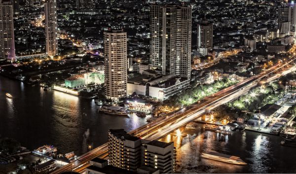 خط افق بانکوک در بزرگراه شبانه و ترافیک رودخانه