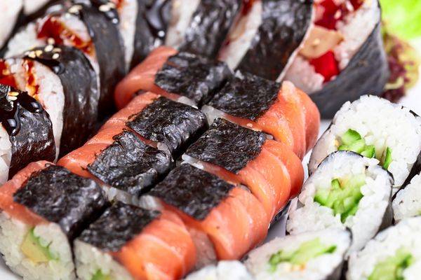 سوشی ژاپنی اشتها آور روی پیش زمینه تمرکز کنید
