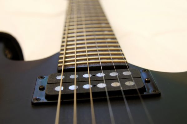 گیتار الکتریک مشکی ایزوله شده بر روی پس زمینه سفید