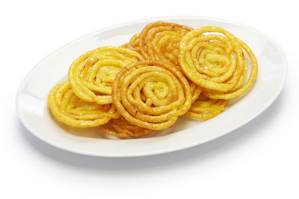 شیرینی هندی jalebi جدا شده در پس زمینه سفید