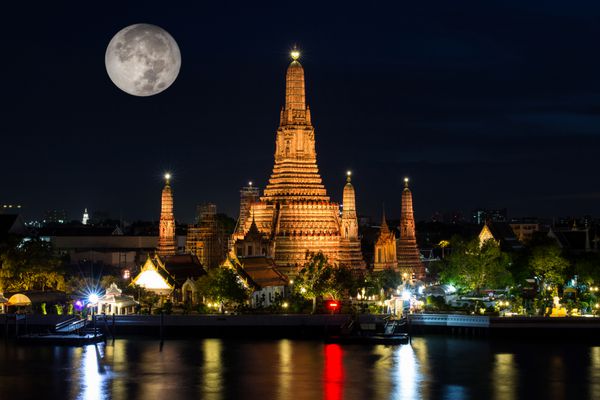 جو معبد تایلندی در زمان تاریک با ماه کامل